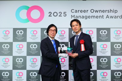 AWARD 審査委員長・伊藤 邦雄氏(写真左)とグランプリ受賞企業・エーザイ株式会社の真坂 晃之氏(写真右)