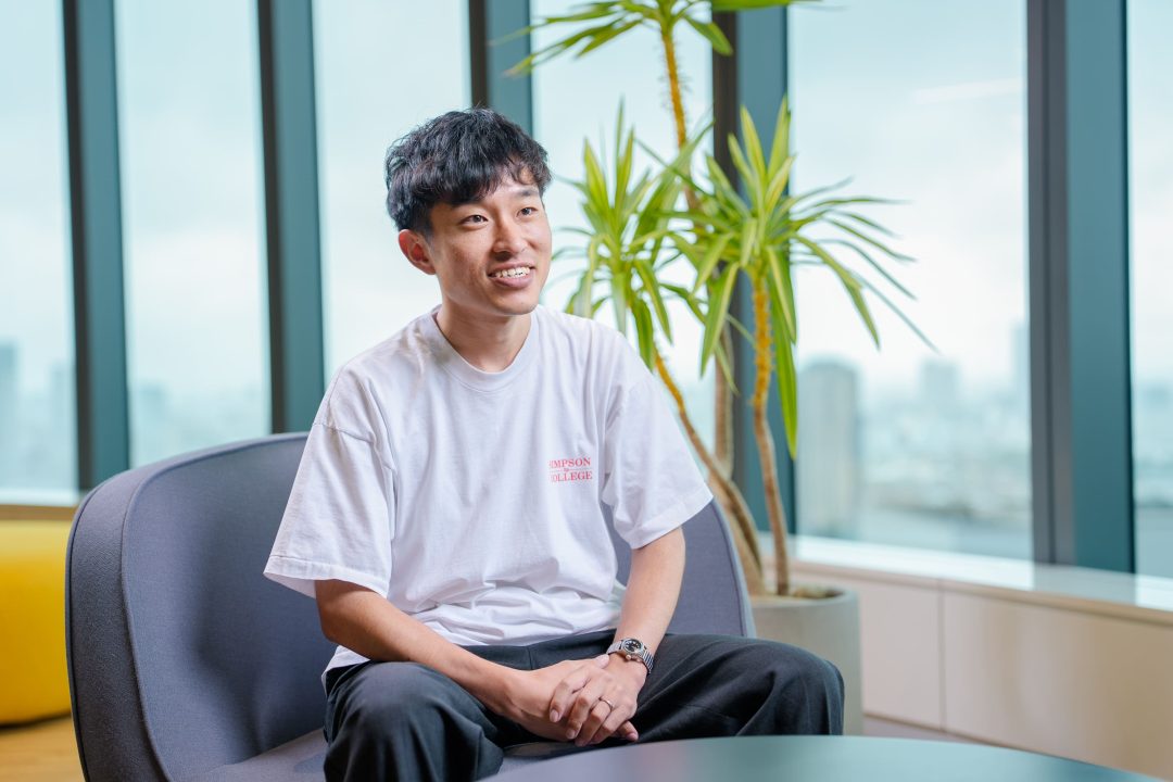 インタビューを受けている様子