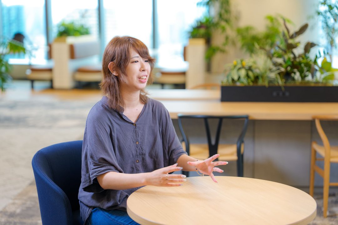 インタビューを受ける様子2