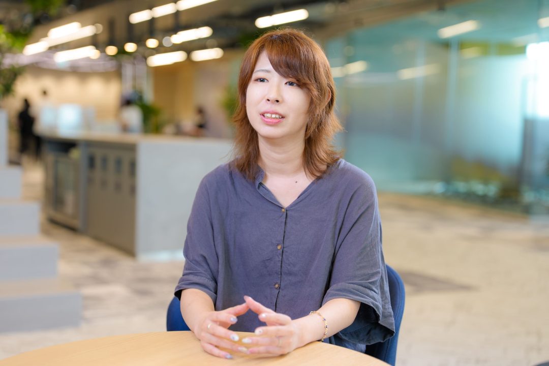 インタビューを受ける様子1