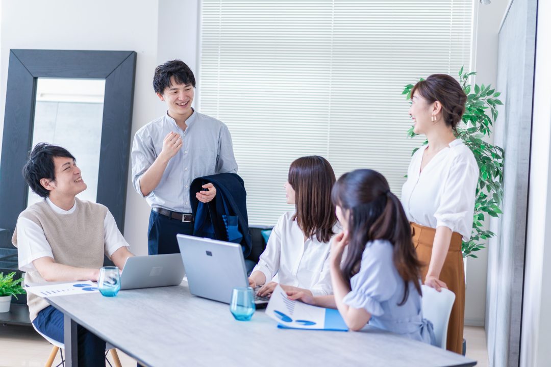 課題に対して話し合う様子