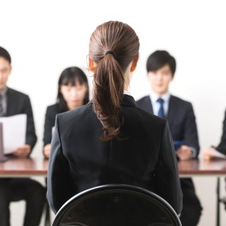 面接を受けている女性
