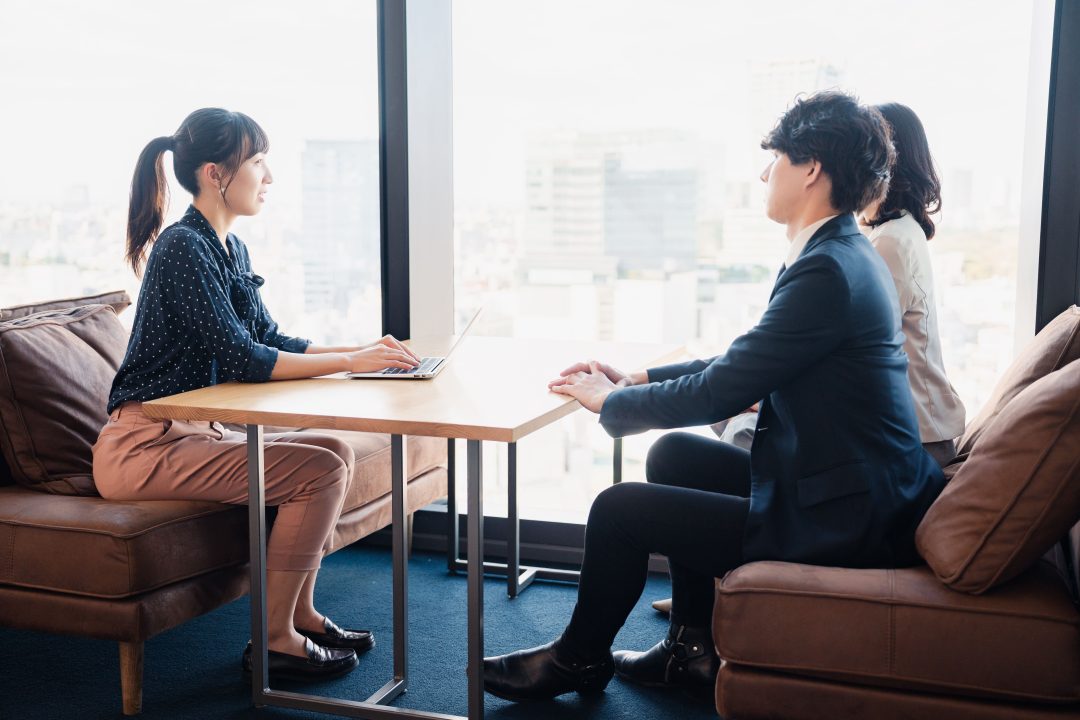 話し合う様子