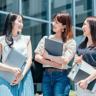 仕事の移動で話し合う女性