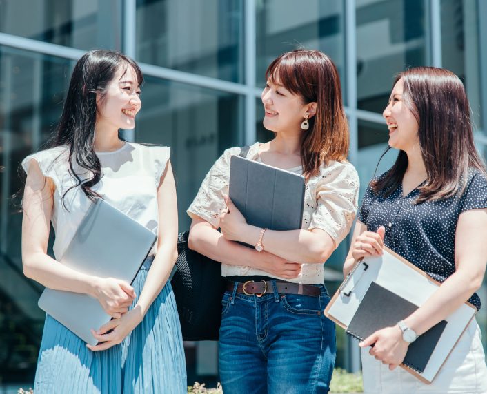 仕事の移動で話し合う女性