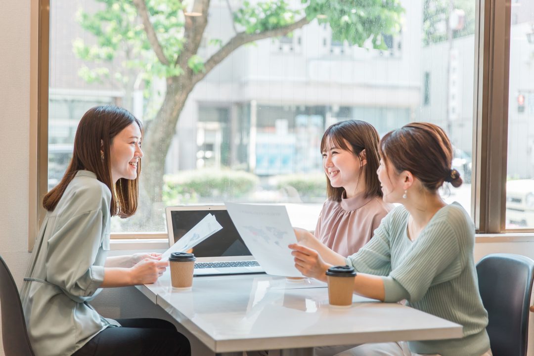 打ち合わせをしている女性３人