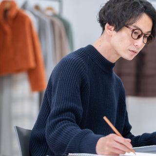 仕事をしている男性