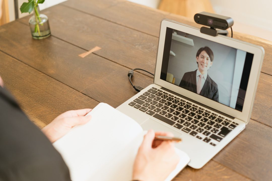 リモート面接を受けている様子