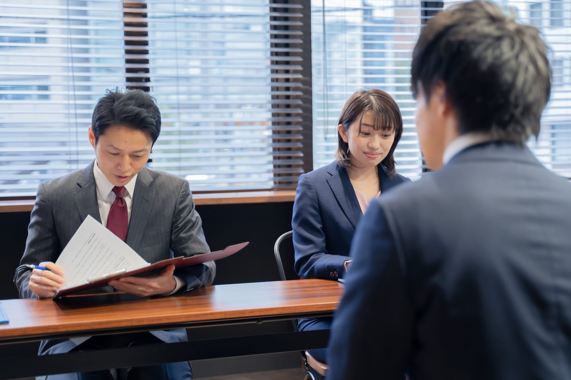 面接を受ける男性