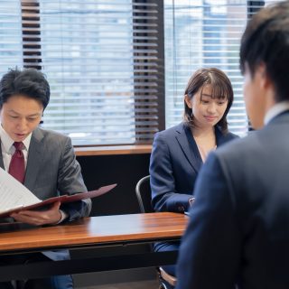 面接を受ける男性