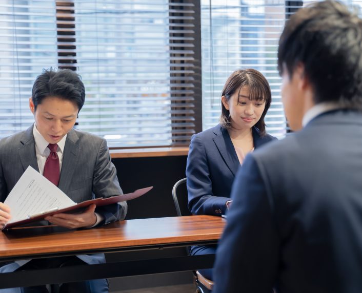 面接を受ける男性