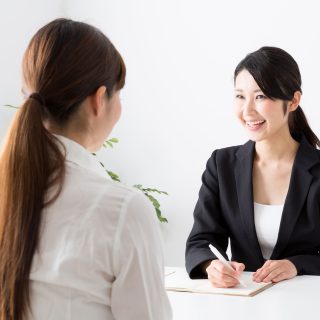 面接を1対1で受けている女性