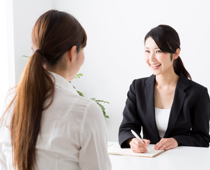 面接を1対1で受けている女性